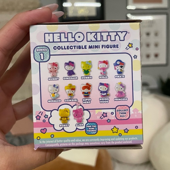 Hello Kitty Collectible Figure - Picture 2 of 4